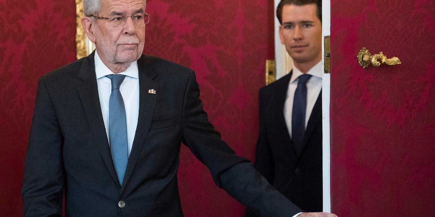 Österrikes förbundspresident Alexander Van der Bellen (till vänster) och den avgående förbundskanslern Sebastian Kurz, som i måndags förlorade en misstroendeomröstning i nationalrådet.