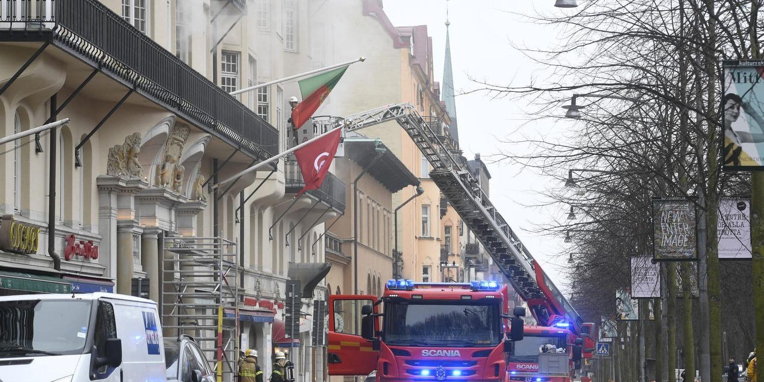 Det brann på tre våningar i en byggnad på Narvavägen på Östermalm i Stockholm. I byggnaden finns bland annat ambassaderna för Portugal, Tunisien och Argentina inrymda.