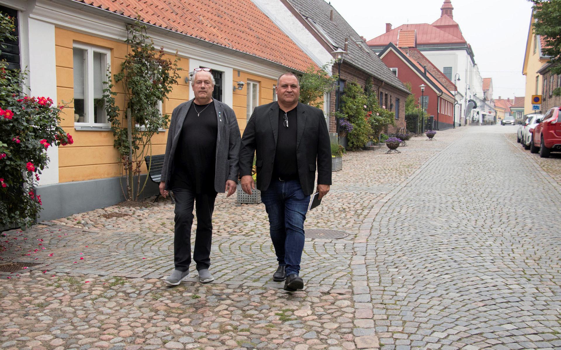 Sverigedemokraterna Mikael Sandén och Birger Bäkmark opponerade sig mot beslutet i miljö- och byggnadsnämnden. De vill bevara småskaligheten i stadsdelen Gamleby.