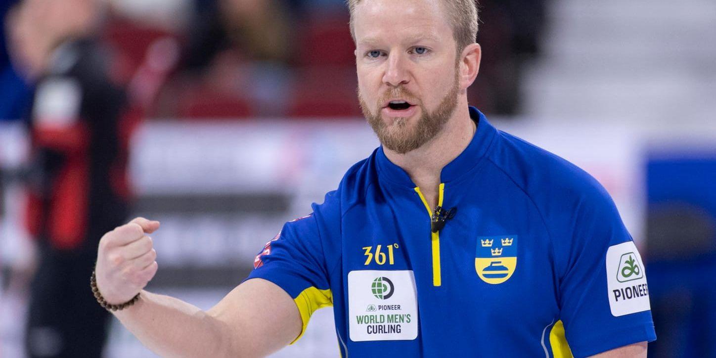 Niklas Edin lotsade sitt lag till seger med 7–4 mot Italien i den avslutande matchen i gruppspelet i curling-VM.