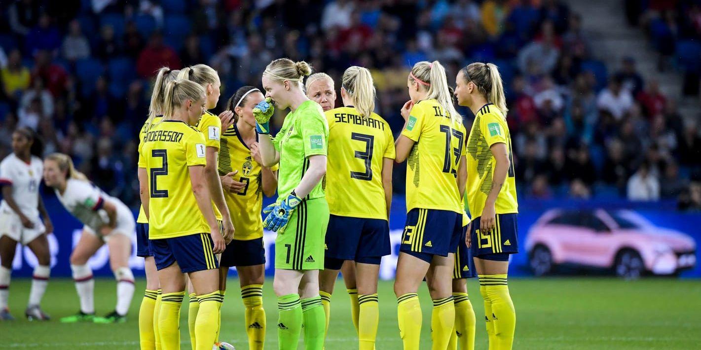 De svenska spelarna på planen efter slutsignalen.