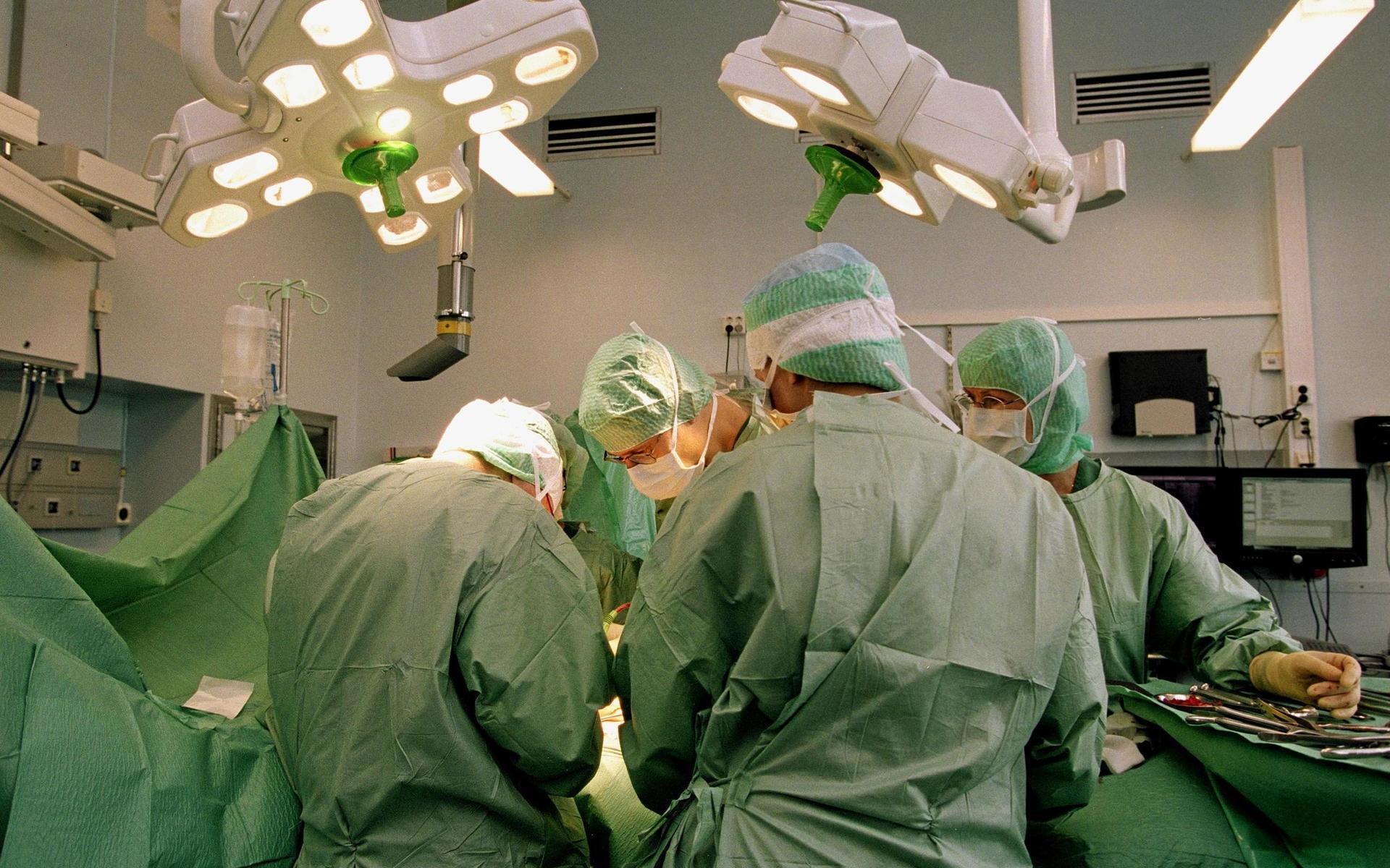 Med start på måndag tvingas sjukhusen i Halmstad, Varberg och Kungsbacka stänga åtta av sina totalt 24 operationssalar. Det innebär att minst 150 hallänningar i veckan kommer att få besked om att deras ingrepp måste skjutas fram.
