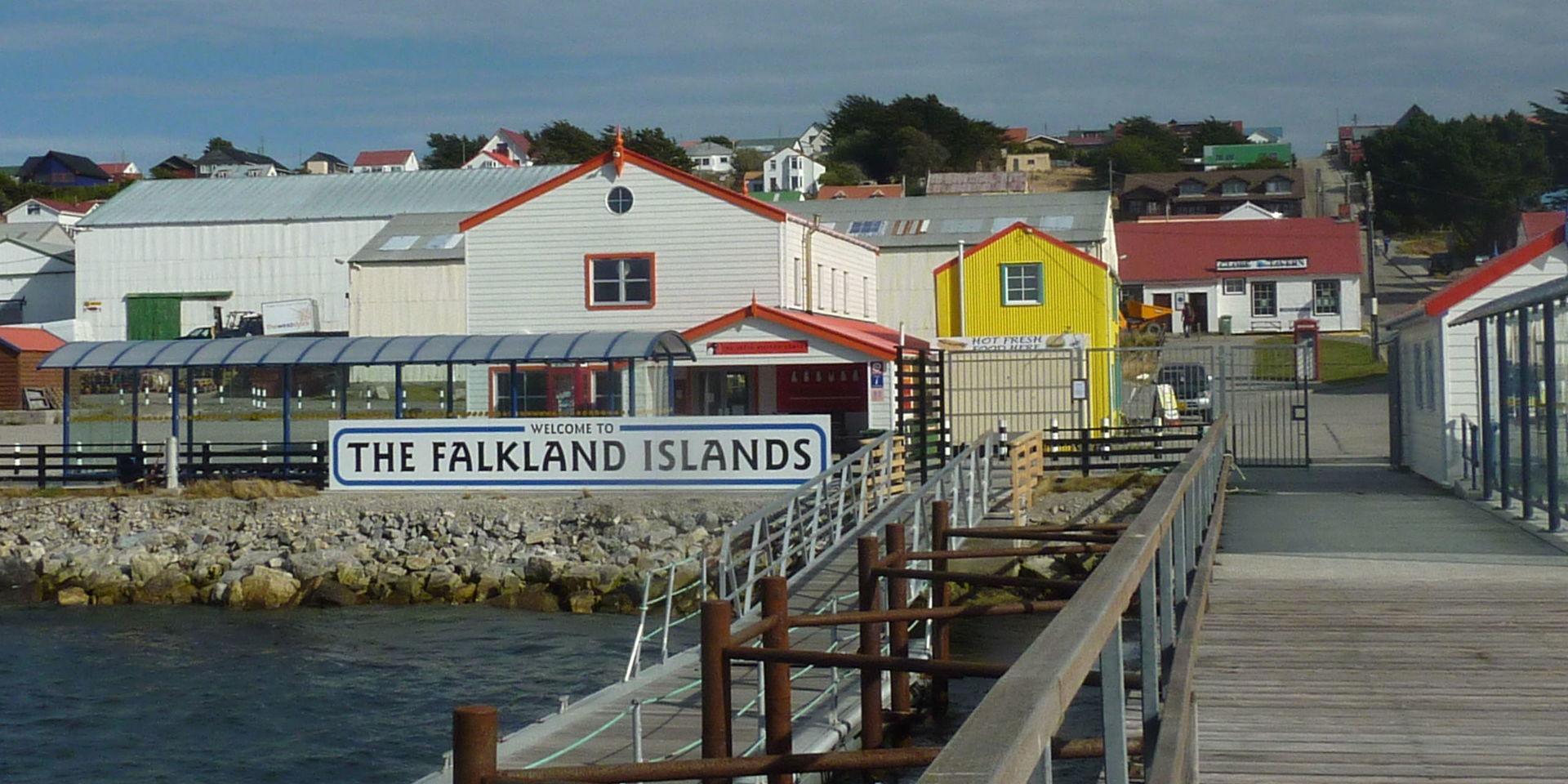 En skylt i huvudstaden Stanley hälsar folk välkomna till Falklandsöarna. Ögruppen har fått sitt första bekräftade fall av corona. Arkivbild. 