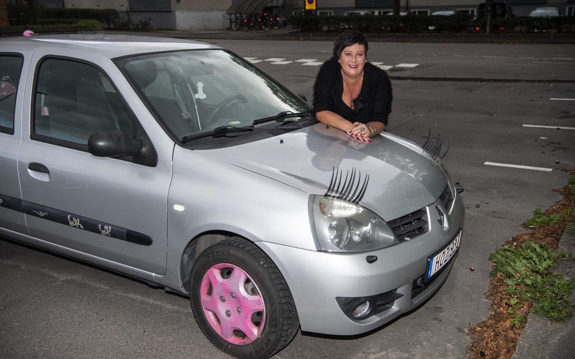 Vad är väl en bil utan lite personlighet? Tanten kör med extrautrustning som ögonfransar och rosa navkapslar.