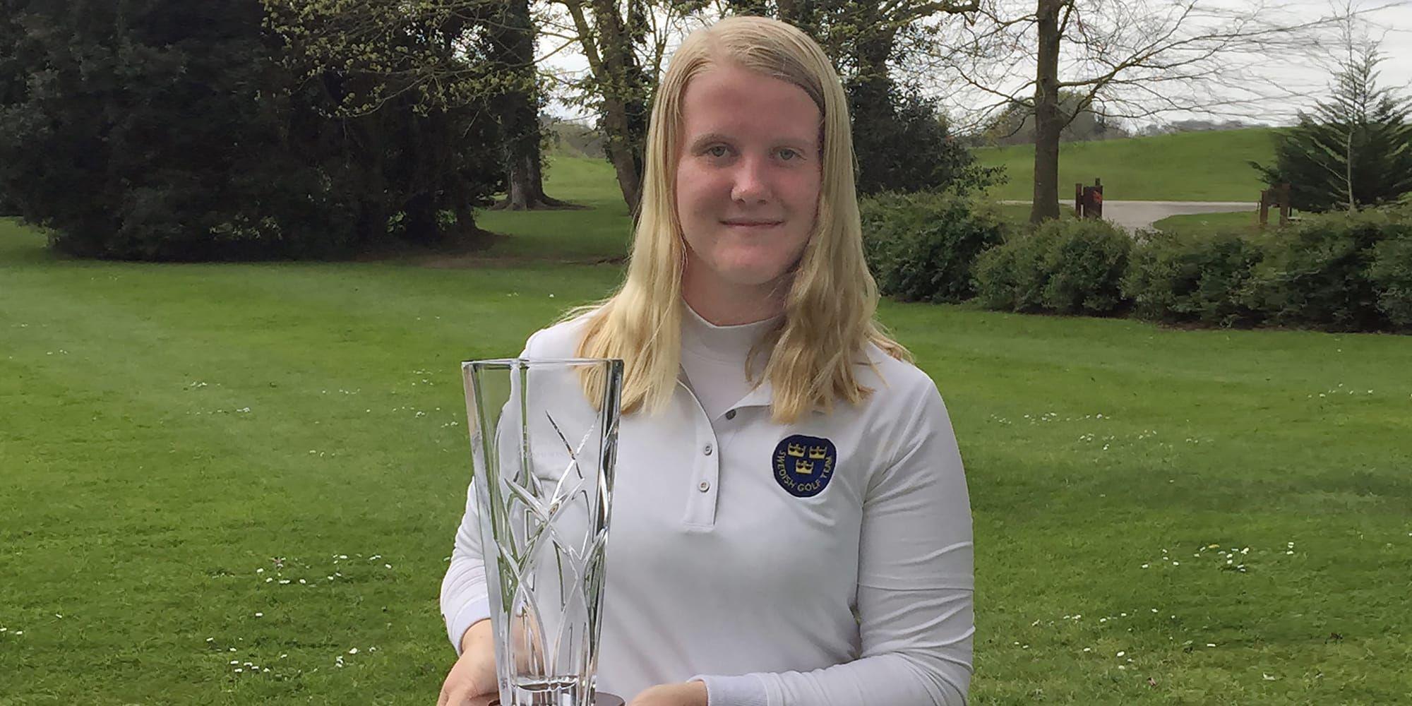 Prisad vinnare. Ingrid Lindblad, Ringenäs GK, med pokalen som hon fick för segern i Irish Under-18 girls Open på Roganstown-banan.