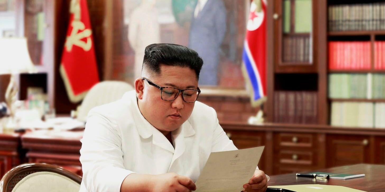 Kim Jong-Un läser brevet som påstås ha skrivits av USA:s president Donald Trump. Bilden kommer från Nordkoreas statliga nyhetsbyrå.