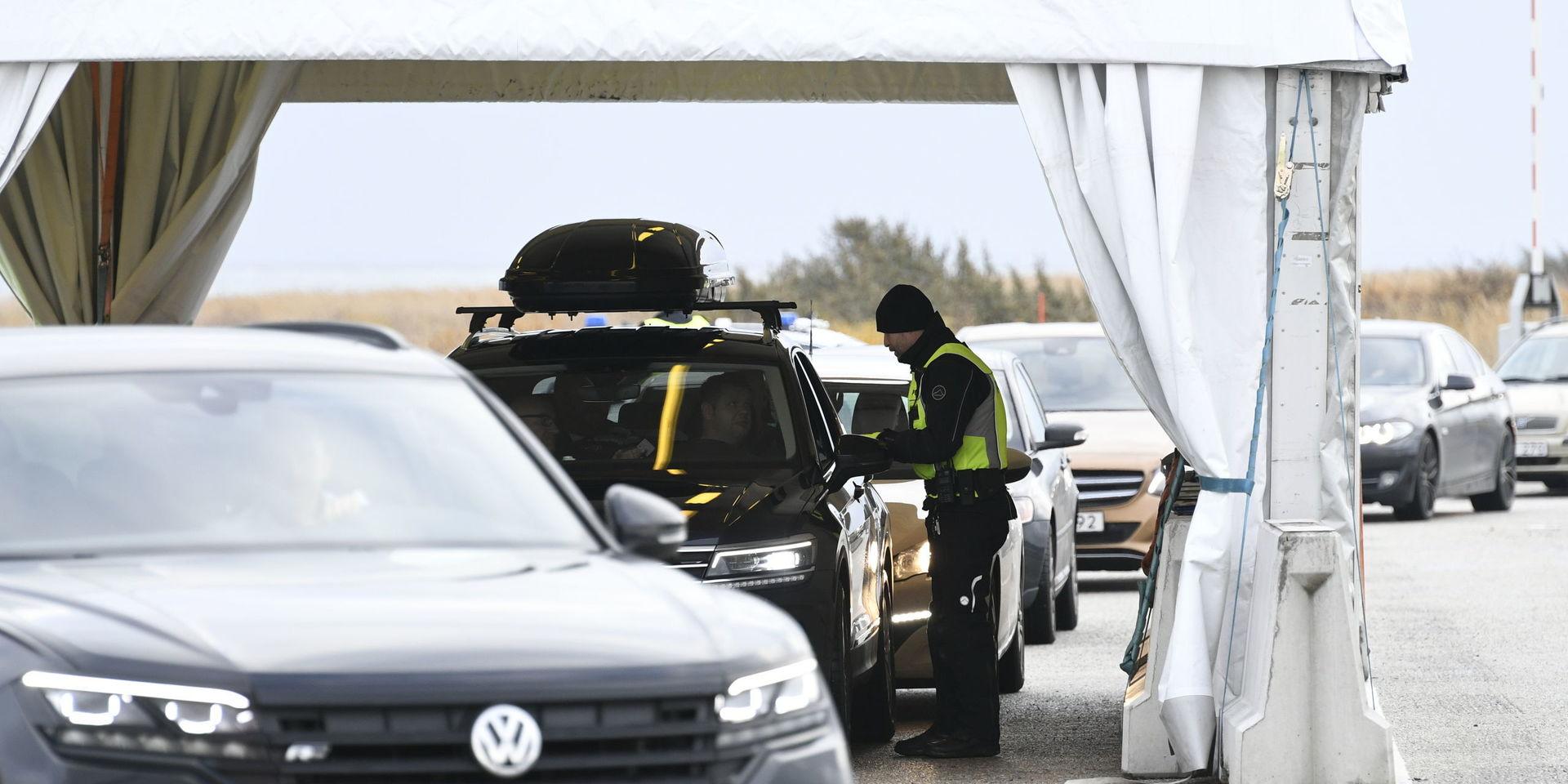 Dansk polis utför gränskontroll på bilar som kommer från Sverige. 