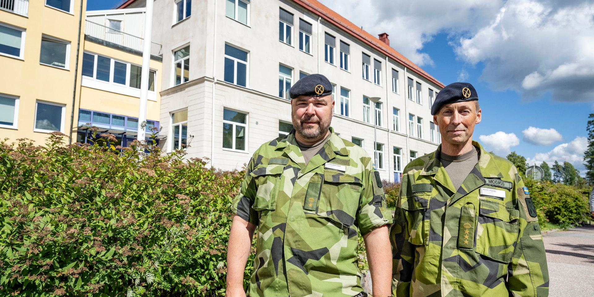 Utbildningschef Patrik Warström och regementschef Ronny Modigs tycker att samhällets respons på återstarten varit positiv.