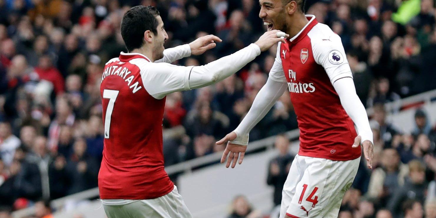 Arsenalduon Henrich Mchitarjan och Pierre-Emerick Aubameyang firar ett lyckat samarbete i 3–0-segern mot Watford.
