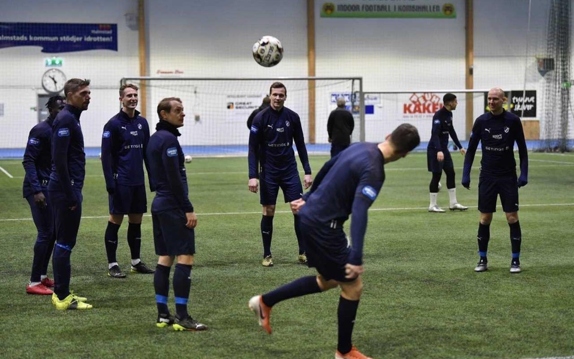 HBK har fått flytta in sina träningar inomhus i Kombihallen som inte har en fullstor fotbollsplan att träna på. HBK-tränaren Magnus Haglund är missnöjd med träningsmöjligheterna i Halmstads kommun.