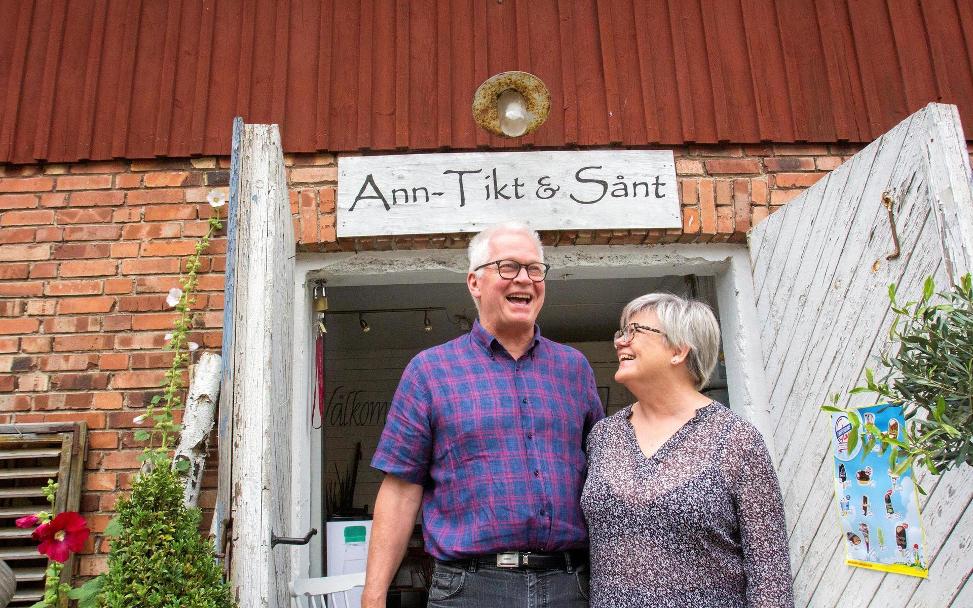Robert Carlsson och Ann Crivall har bråda dagar på gårdsbutiken Ann-Tikt &amp; Sånt i Mellby. &quot;Det kommer 60-70 bilar om dagen, det är nästan dubbelt så många som vanligt&quot;, berättar Robert. 