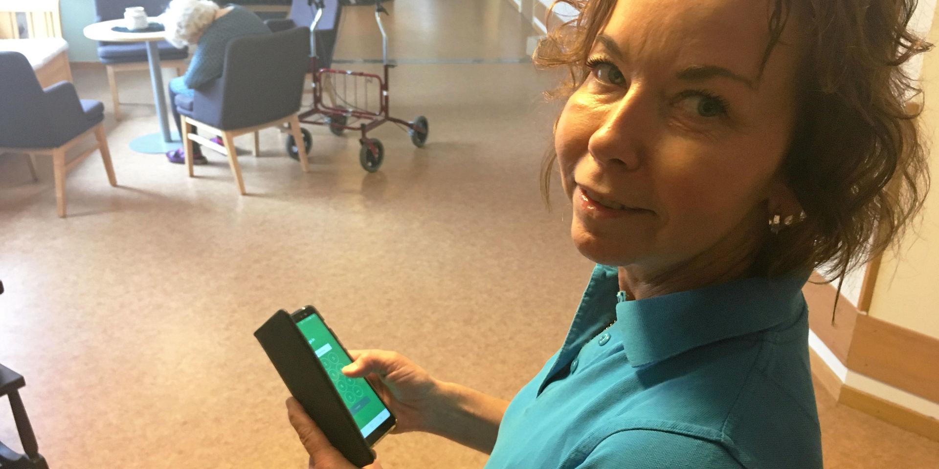 Monica Grönroos, undersköterska på Malmagården, tycker att appen fungerar bra.