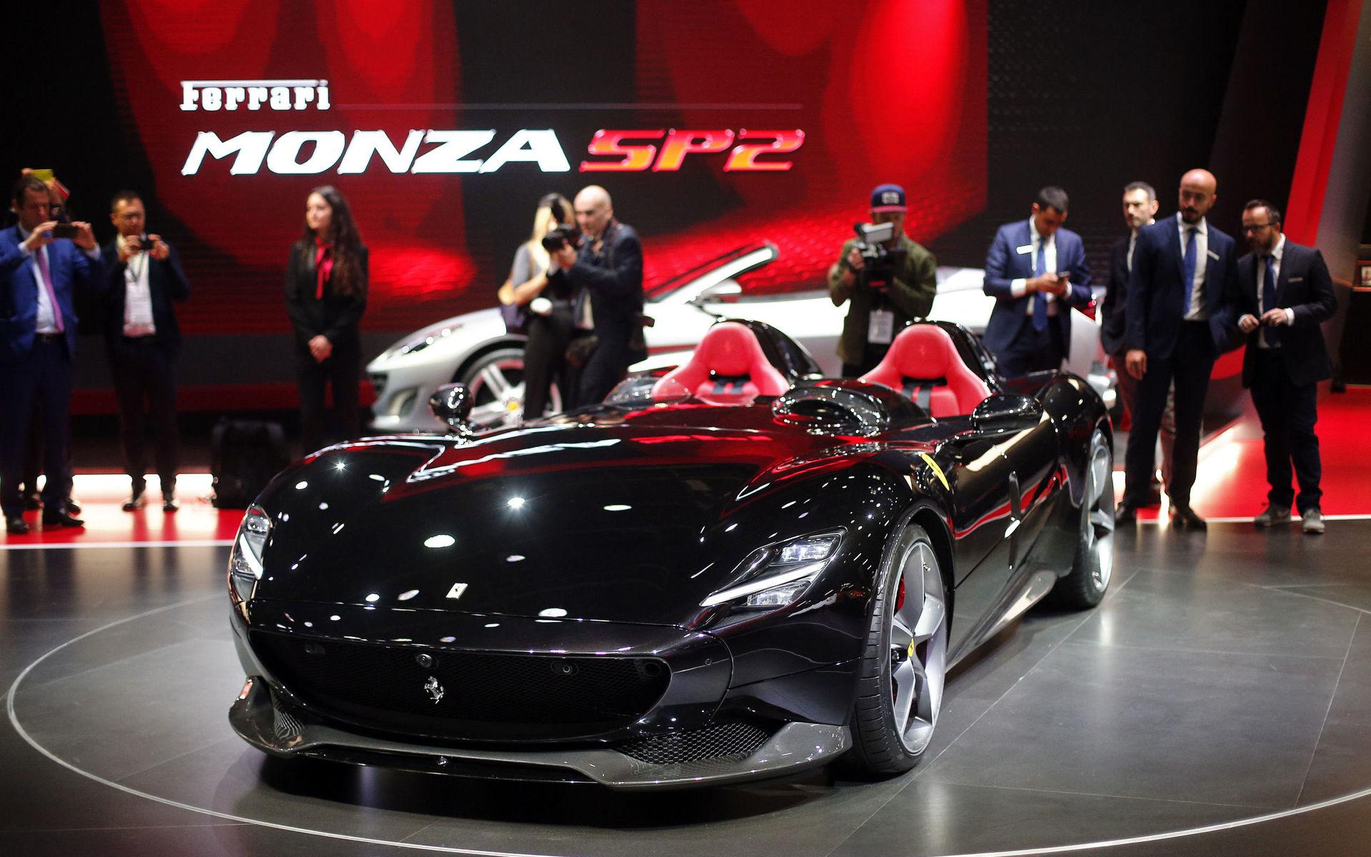 Ett av Per Gessles nya vrål åk, en Ferrari Monza SP2, visades här upp på en bilmässa i Paris 2018. 
