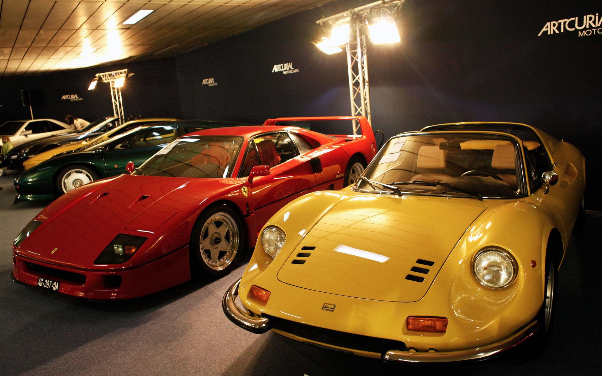 Ferrari Dino 246 GTS från 1971 (till höger).