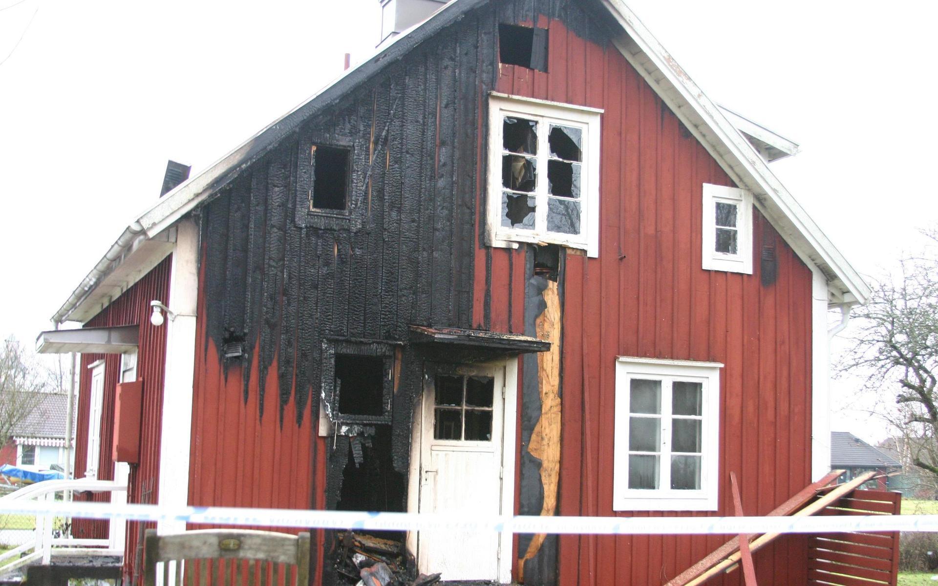 När det här boningshuset i Unnaryd började brinna i ytterväggen mitt i natten hittade polisen ingen naturlig förklaring till varför branden startat.