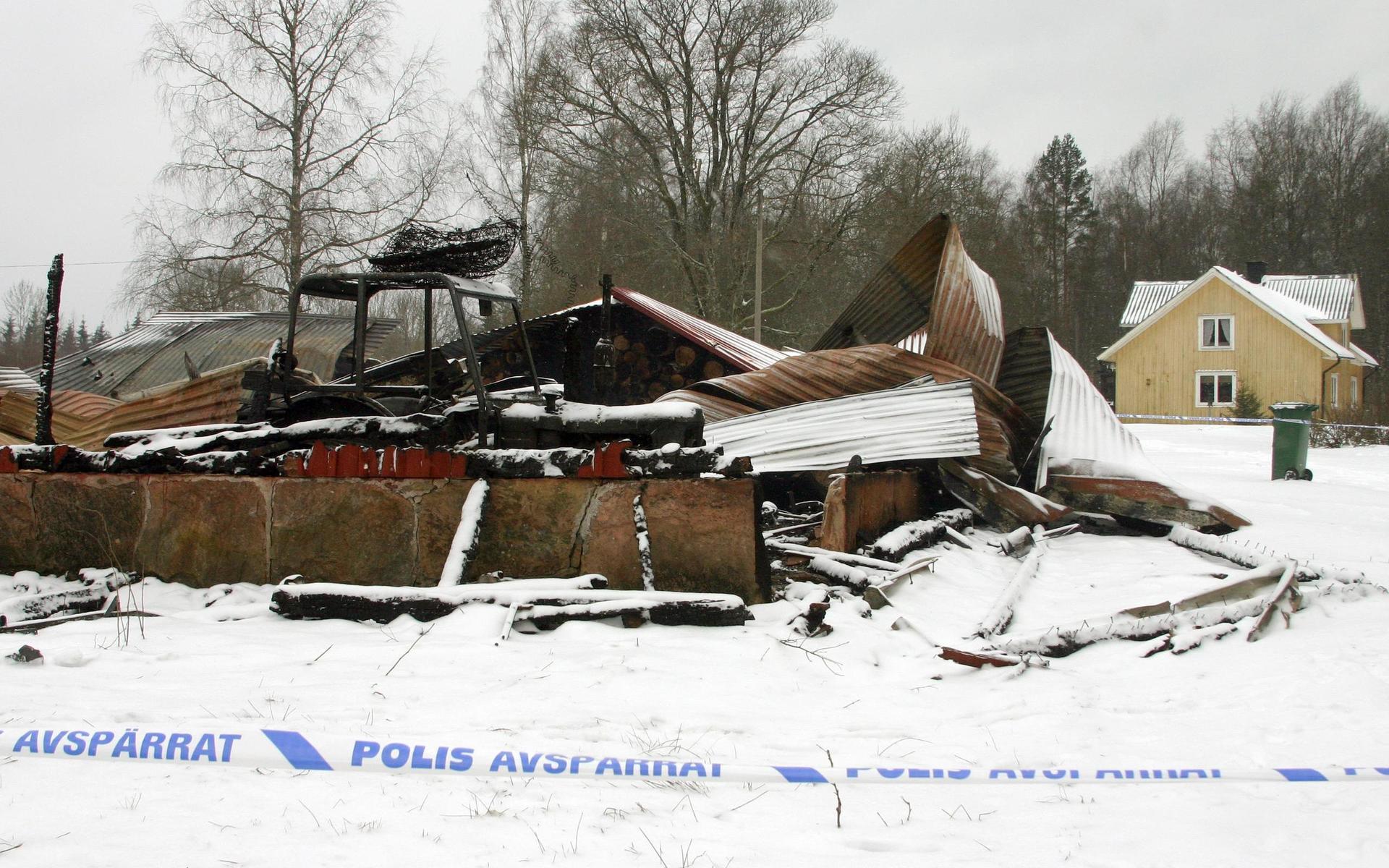 Ladugården i Sävsås utanför Unnaryd brann ner till grunden.  Polisens tekniker hittade ingen naturlig brandorsak.
