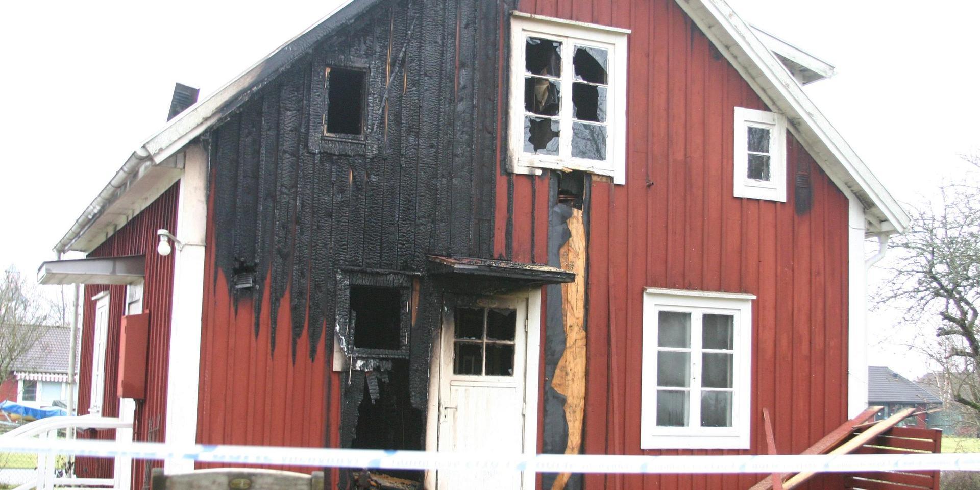 När det här boningshuset i Unnaryd började brinna i ytterväggen mitt i natten hittade polisen ingen naturlig förklaring till varför branden startat.