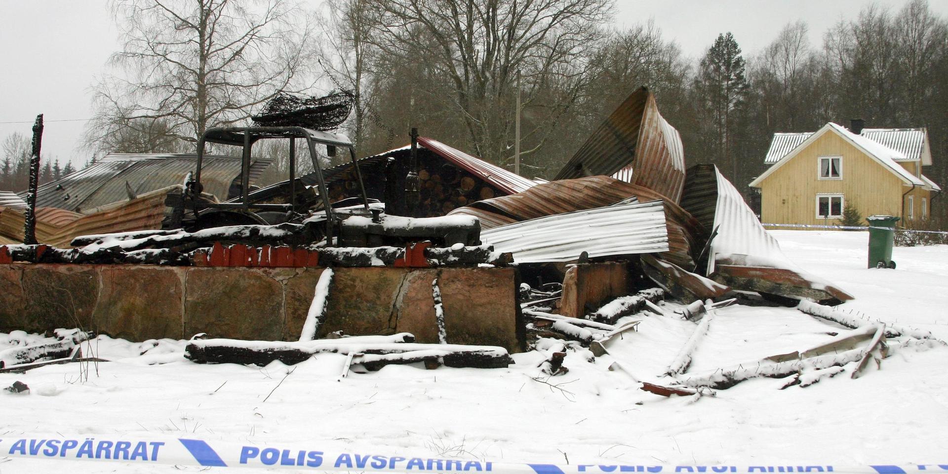 Ladugården i Sävsås utanför Unnaryd brann ner till grunden. Polisens tekniker hittade ingen naturlig brandorsak.