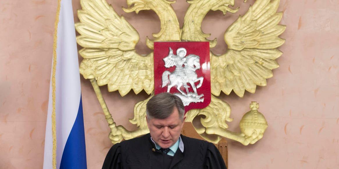 Den ryska domaren läser upp beslutet att förbjuda Jehovas vittnen 2017.