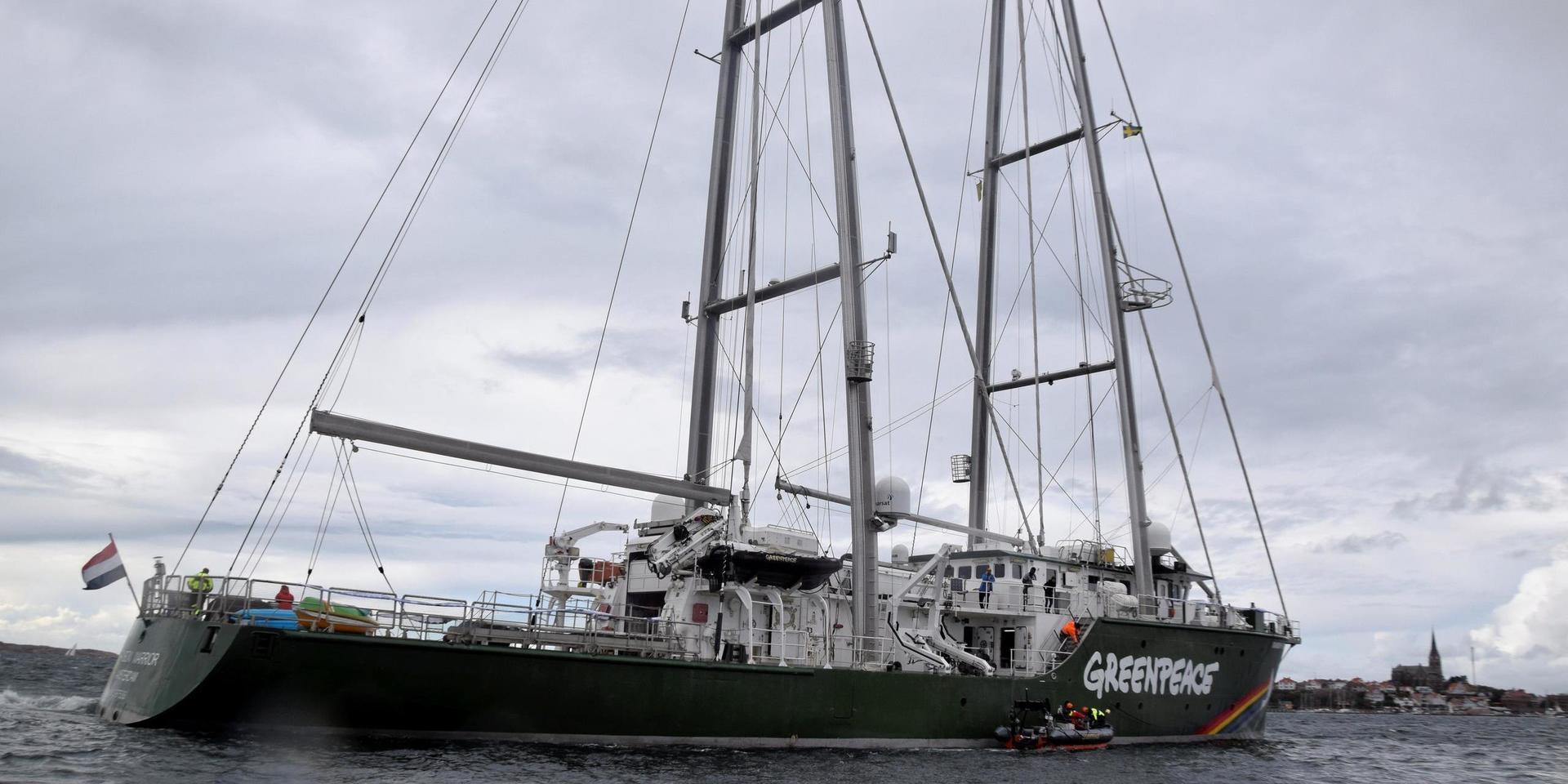 Greenpeace fartyg Rainbow Warrior deltar nu i en aktion för att protestera mot planerna på att bygga ut Preems oljeraffinaderi i Lysekil.