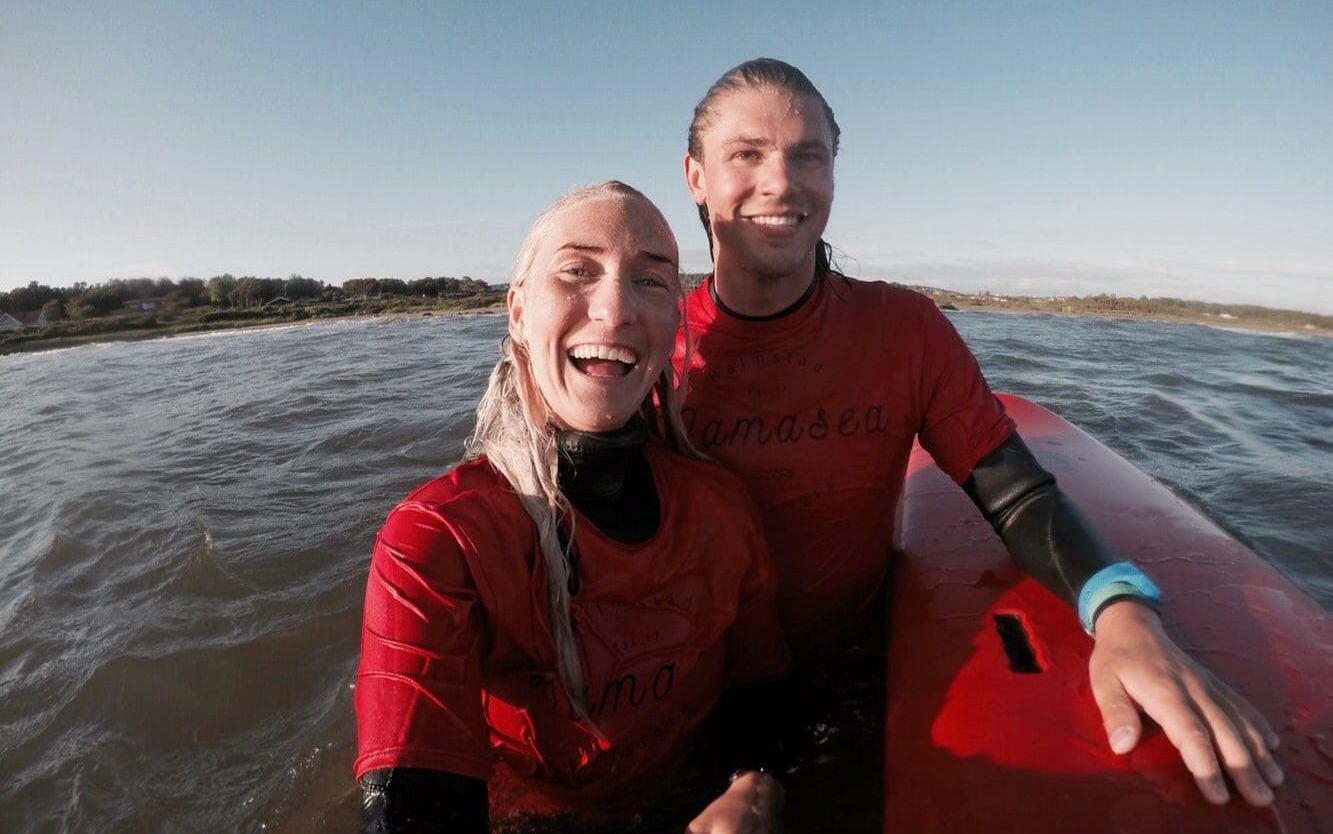 Favoritsyssla. Vågsurfing är Josefin Alvtegens och Alex Sunessons livsstil. Nu ska de lära ut sporten genom surfskolan Namasea. Bild: Privat
