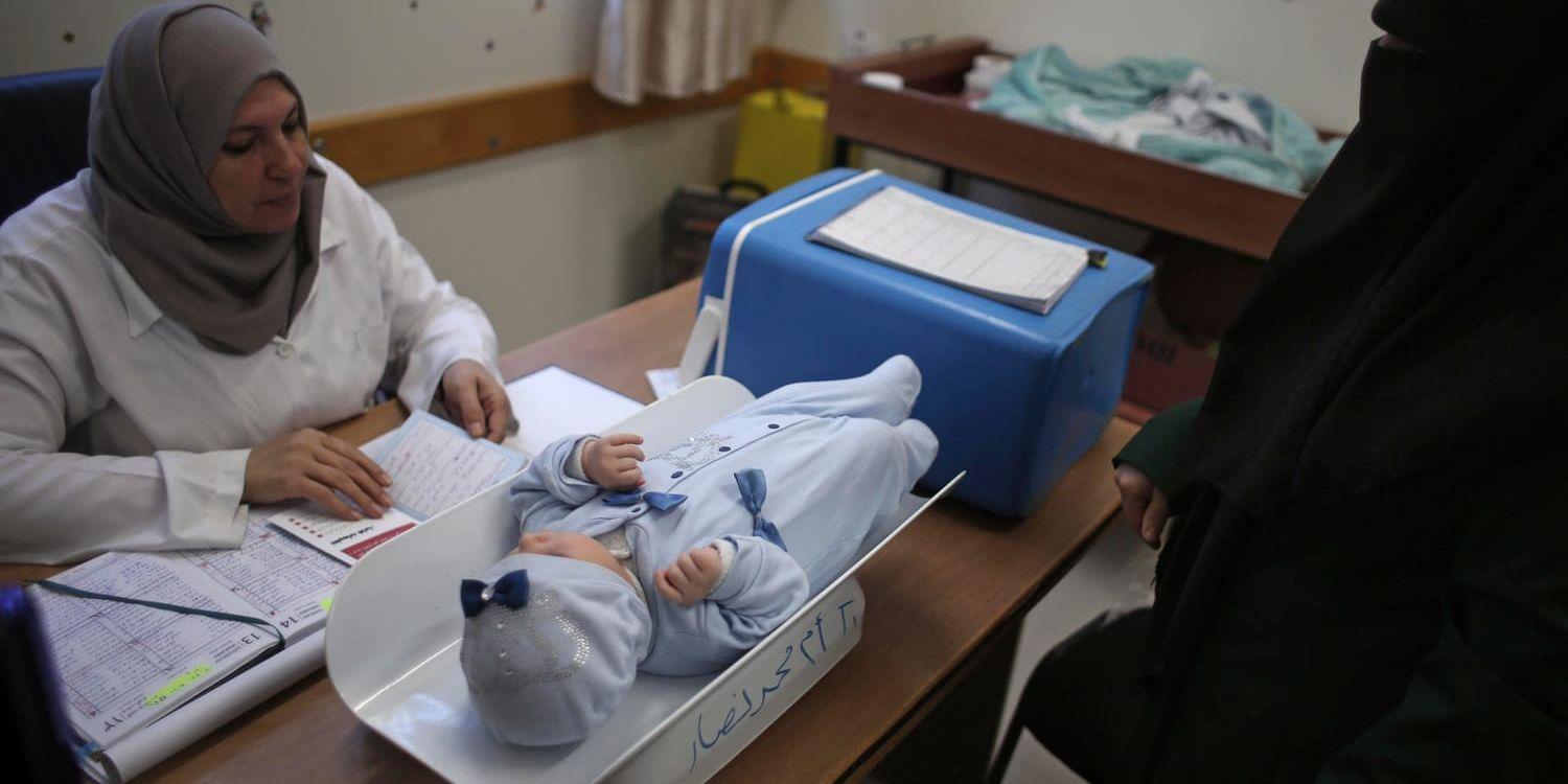 Ett barn undersöks på en UNRWA-finansierad klinik i Gaza City. Arkivbild.