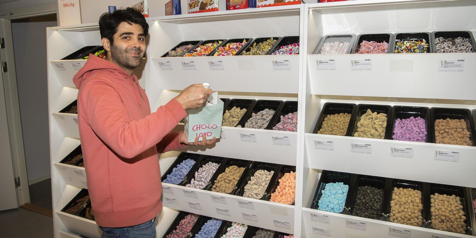 Siamak Hosseni jobbar i den nyöppnade butiken som erbjuder runt 400 sorters godis.