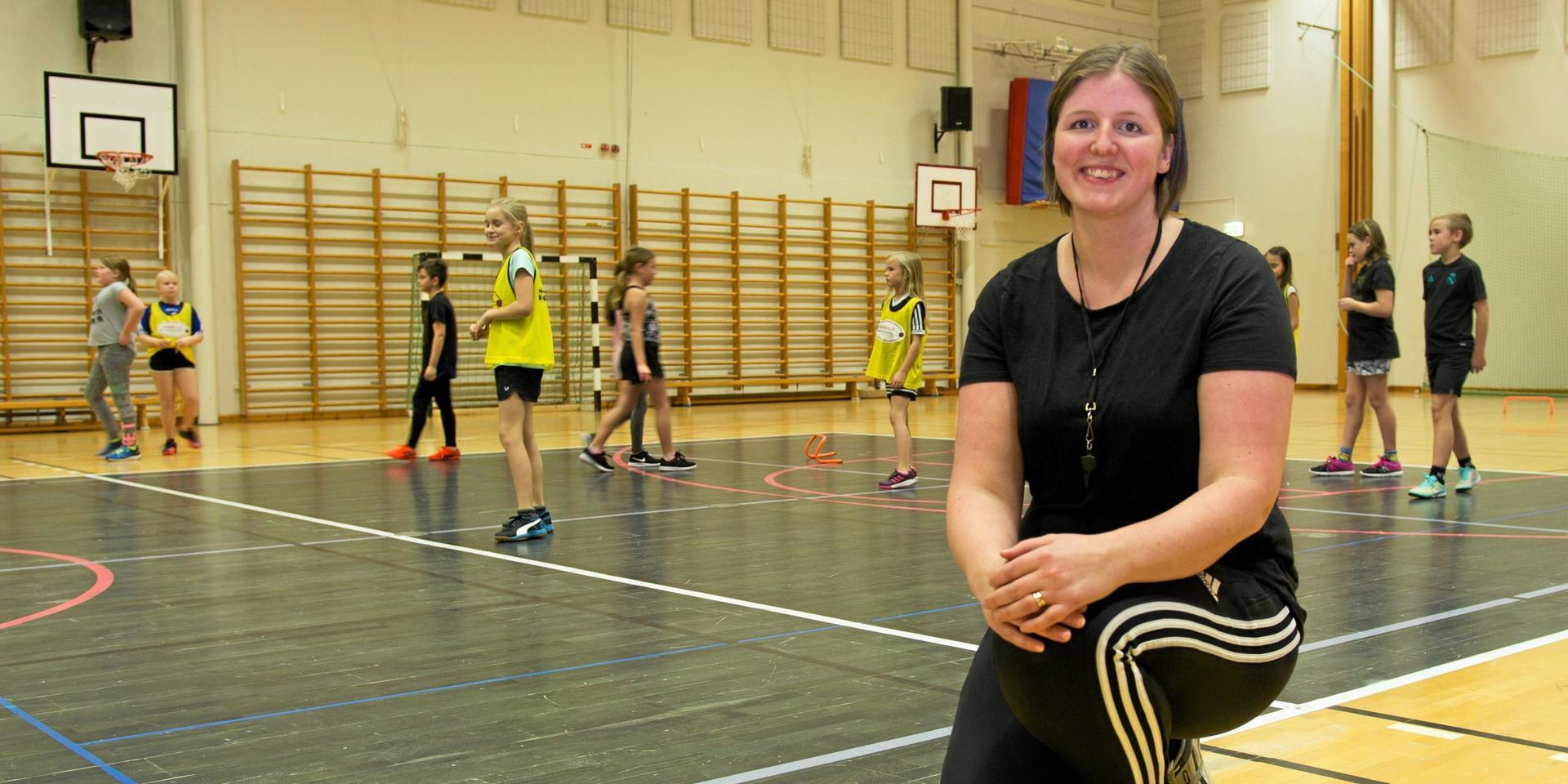 Emilie Håkansson har länge varit engagerad i handbollsklubben HK Hylte. Hon håller också i familjegympa genom Gymmix och är engagerad i Långaryd-Landerydsföreningar i samverkan och Långaryds samhällsförening.