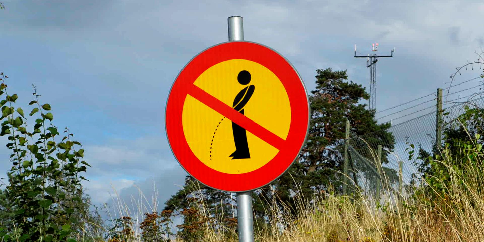 Det är naturligtvis inte tillåtet att urinera på husväggar. En skylt som den här (fotograferad i Stockholm) borde knappast behövas på offentlig plats.