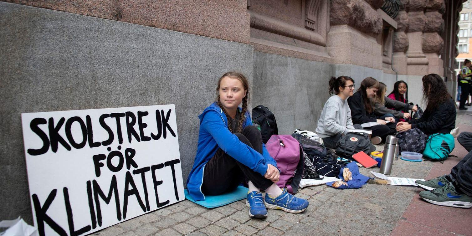 Greta Thunberg är 15 år och djupt engagerad i klimatet. Hon skolstrejkar utanför riksdagshuset i Stockholm för att lyfta frågan.