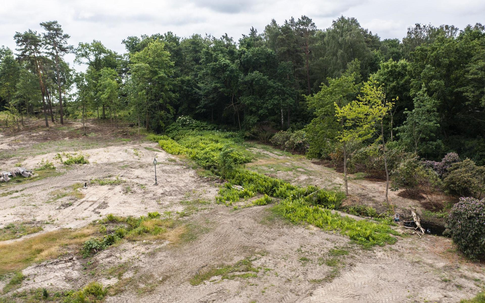 Fastighetsägarna har planer på att bygga en bro över diket med dagvatten och anlägga en padelbana vid sidan om den grusstig som leder ner till havet från Danska vägen.