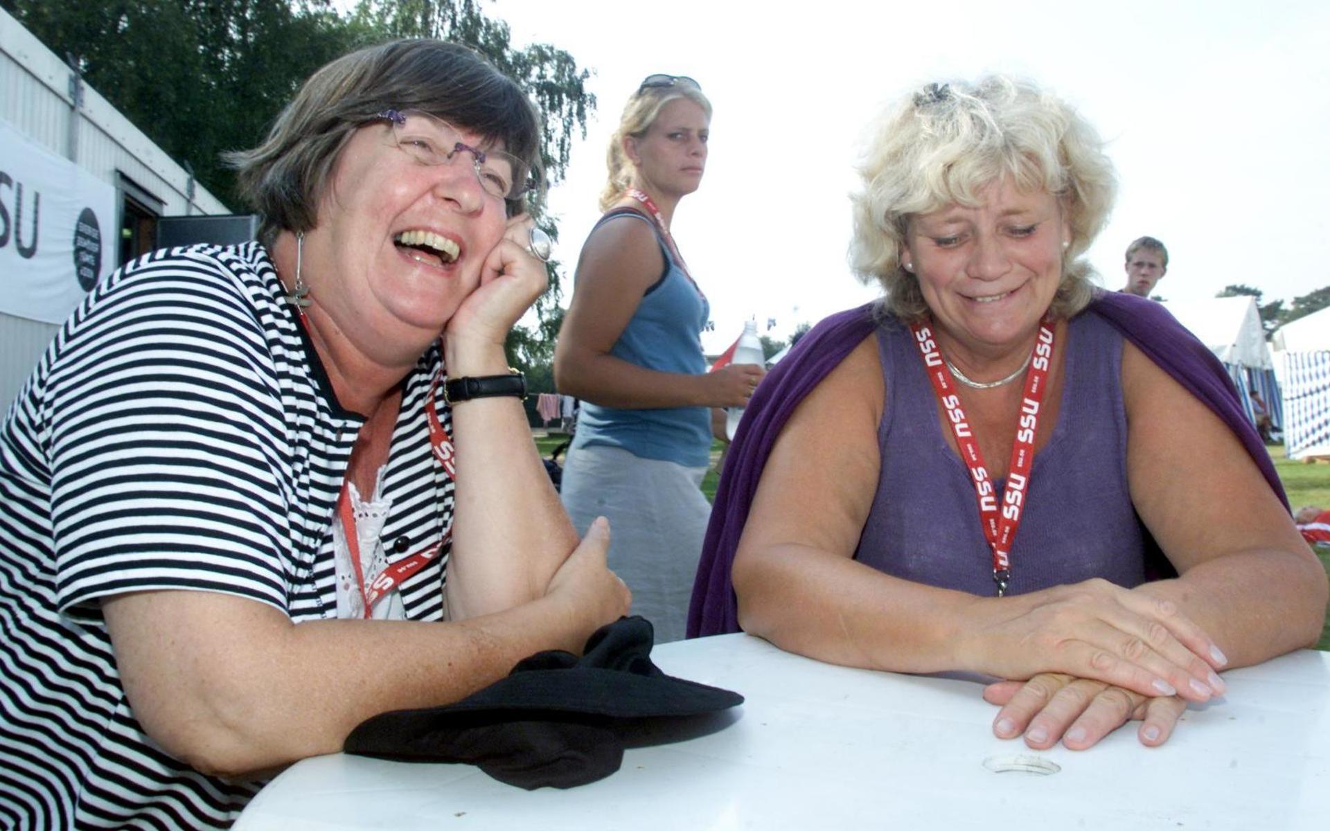 Vänskapen mellan Ingegerd Sahlström (S) och dåvarande jämställdhetsministern Margareta Winberg har bestått genom åren. Bilden är från 2002.