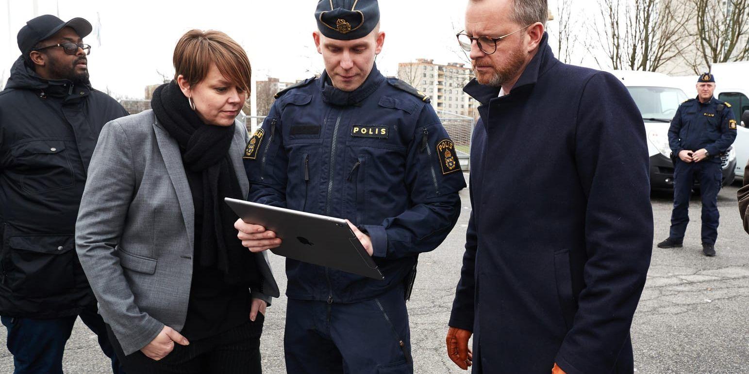 Polismannen Johan förevisar kameraövervakningen i Rosengård i Malmö för inrikesminister Mikael Damberg och kommunstyrelsens ordförande Katrin Stjernfeldt Jammeh (S).