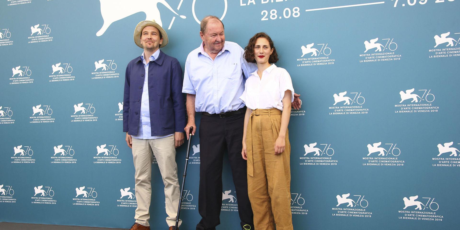 Roy Andersson (mitten) tillsammans med skådespelarna Anders Hellström och Tatiana Delaunay vid filmfestivalen i Venedig. Arkivbild.