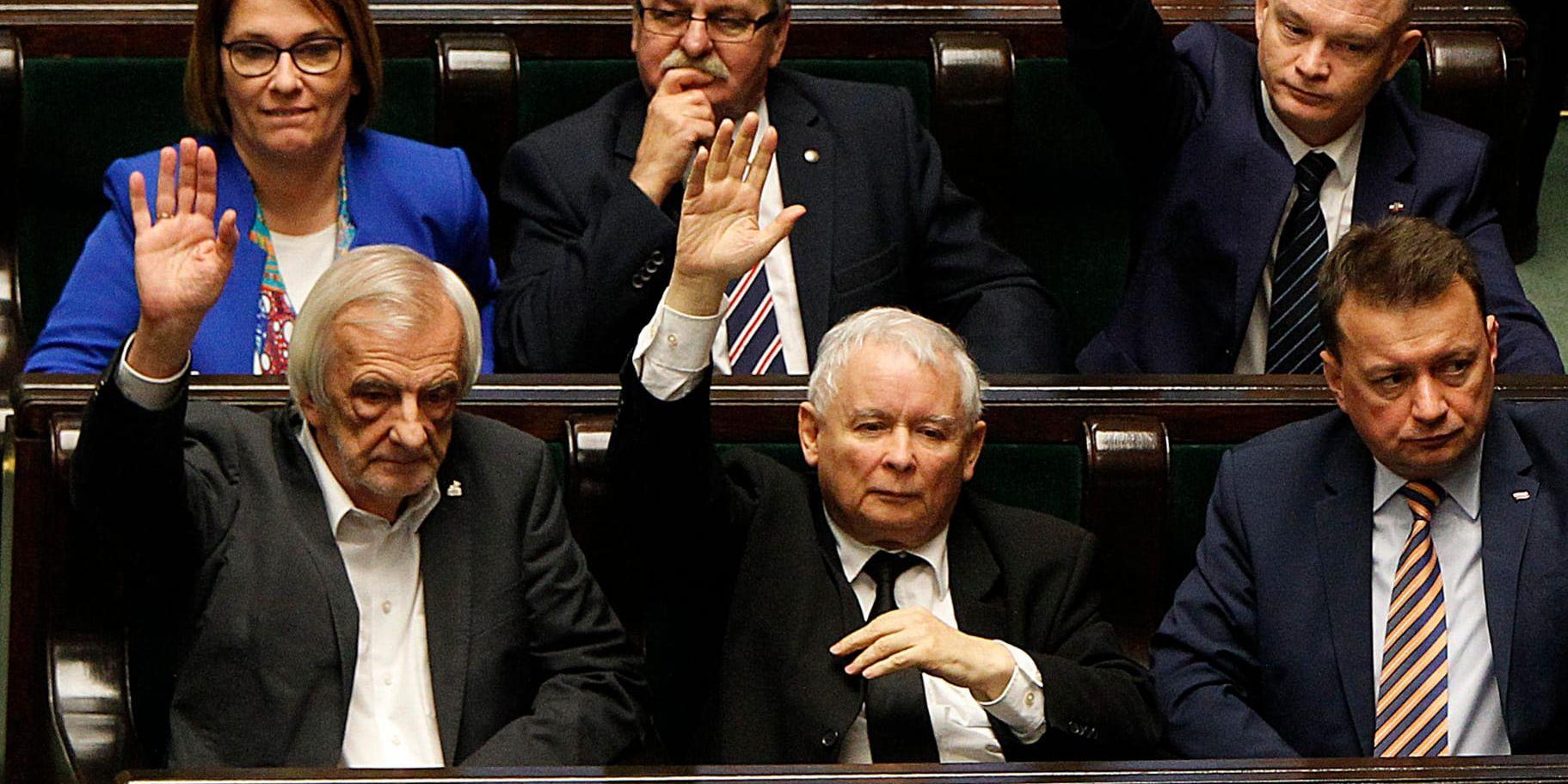Ledaren för regeringspartiet PIS, Jaroslaw Kaczynski, och andra ledamöter röstar om en omstridd reform av landets rättsväsende.