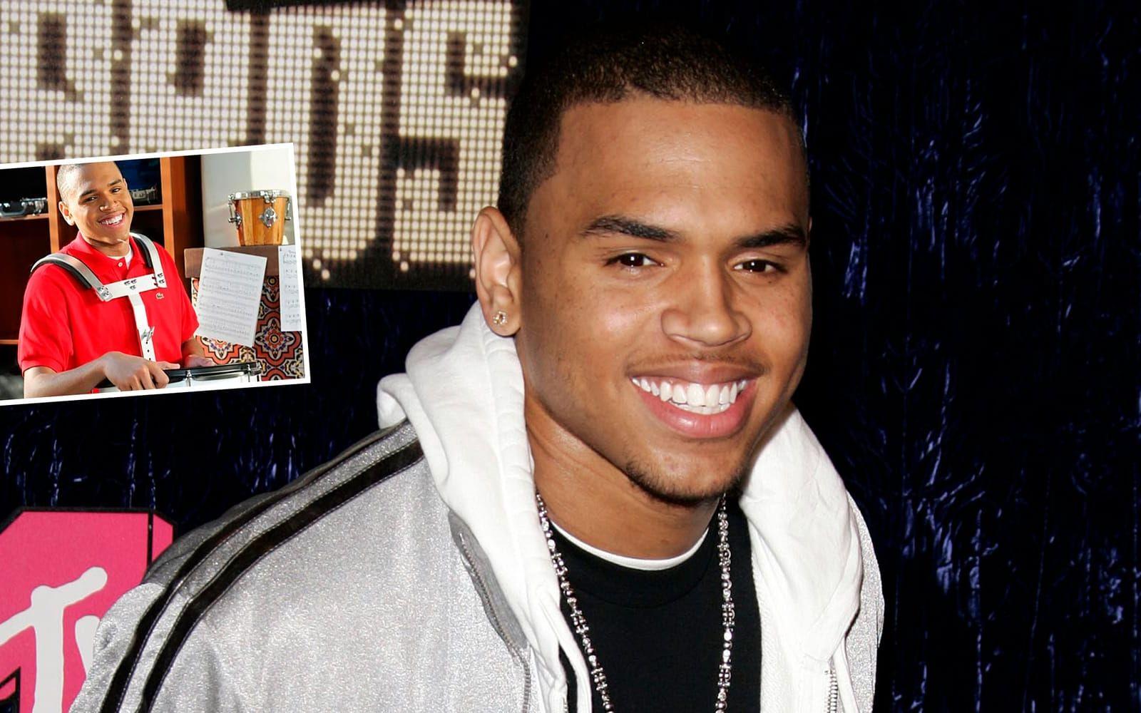 <strong>Då:</strong> Chris Brown, som var en relativt ny stjärna på musikhimlen när det begav sig, spelar den allt annat än tuffe orkesternörden Will Tutt i tre avsnitt av säsong tre 2007. Will har en kortare relation med Kaitlin Cooper. Foto: Stella Pictures