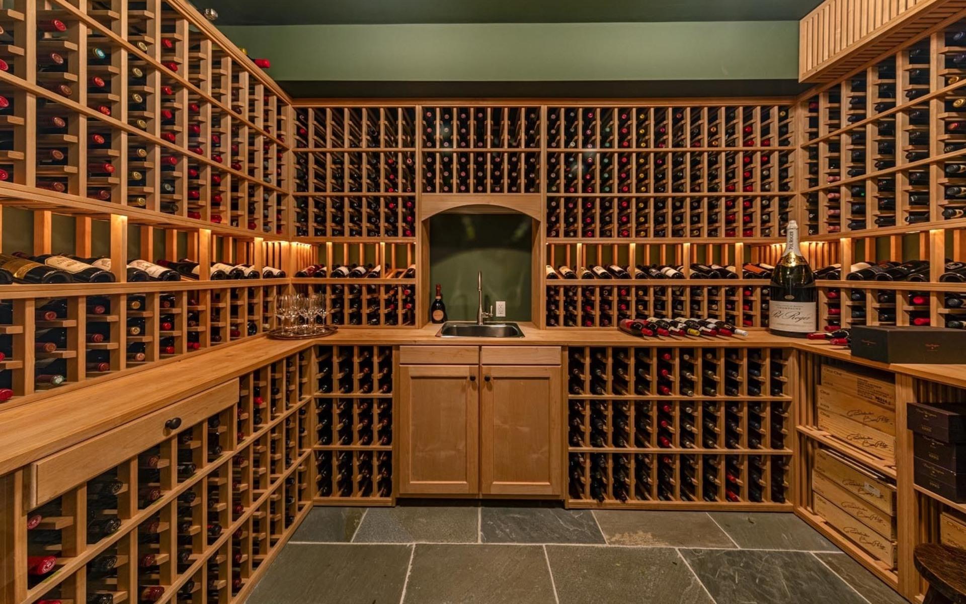 Vinkällaren har plats för mycket vinflaskor.