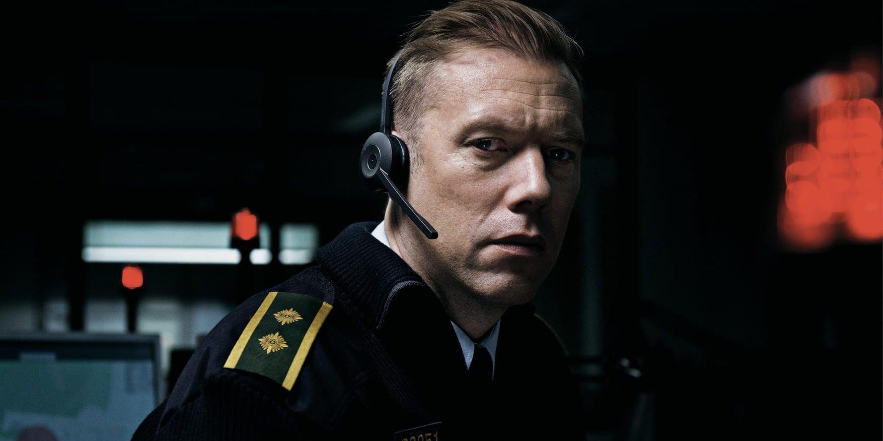 Jakob Cedergren spelar huvudrollen i den danska filmen "Den skyldige" – en polis som får ta emot ett larmsamtal från en kidnappad kvinna. Pressbild.