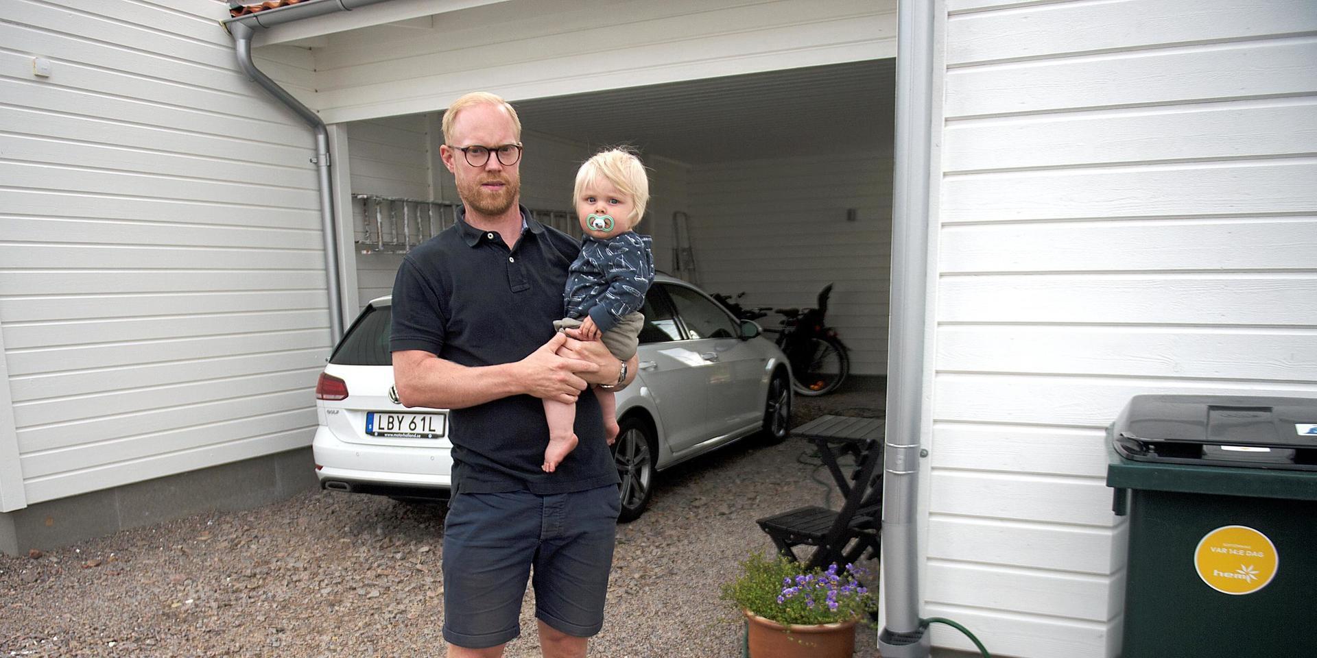 Samtliga fyra familjer som flyttat in på Vågvägen i Harplinge har fått leva med kokningsrekommendationer och vatten på flaska. Jonas Söderlund skulle vilja se en kompensation för besvären.