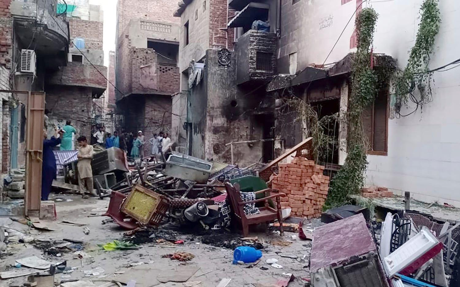 Förstörd inredning utanför en kyrka som satts i brand i Jaranwala nära Faisalabad i Pakistan.