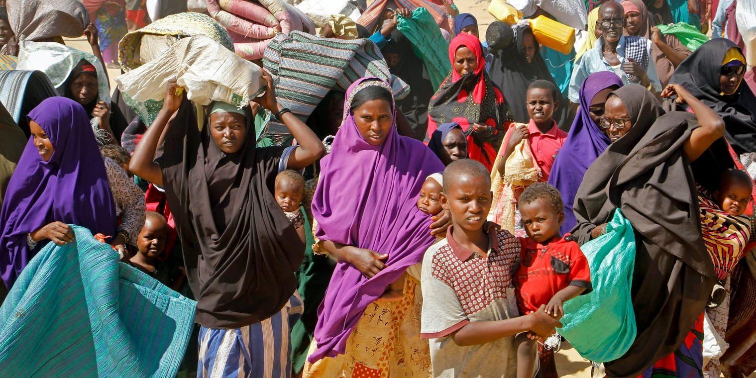 Människor som flytt undan torkan på landsbygden i ett läger i utkanten av Somalias huvudstad Mogadishu. Arkivbild.