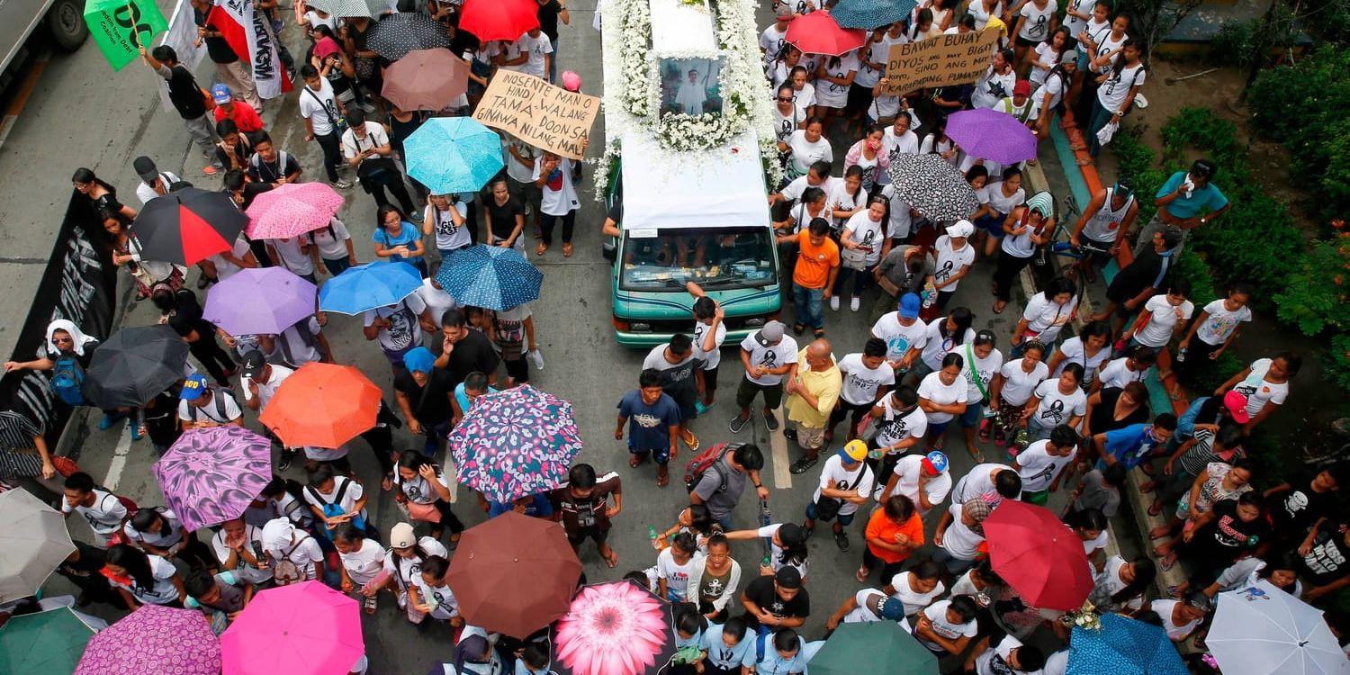 Sörjande och protesterande människor vandrade med 17-årige Kian Loyd delos Santos kista vid hans begravning i Manilla-förorten Caloocan City på lördagen.