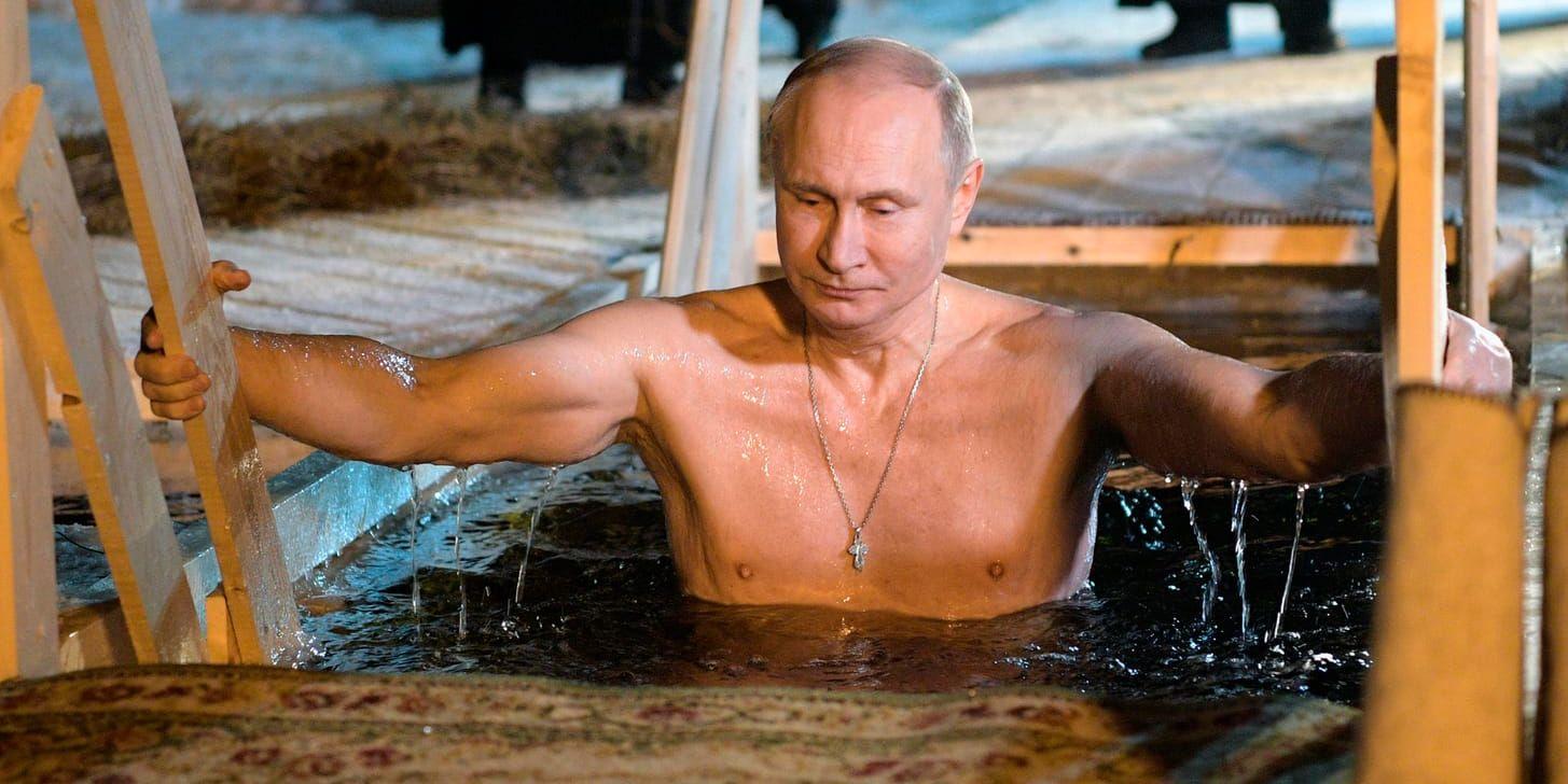 Vladimir Putin i sjön.