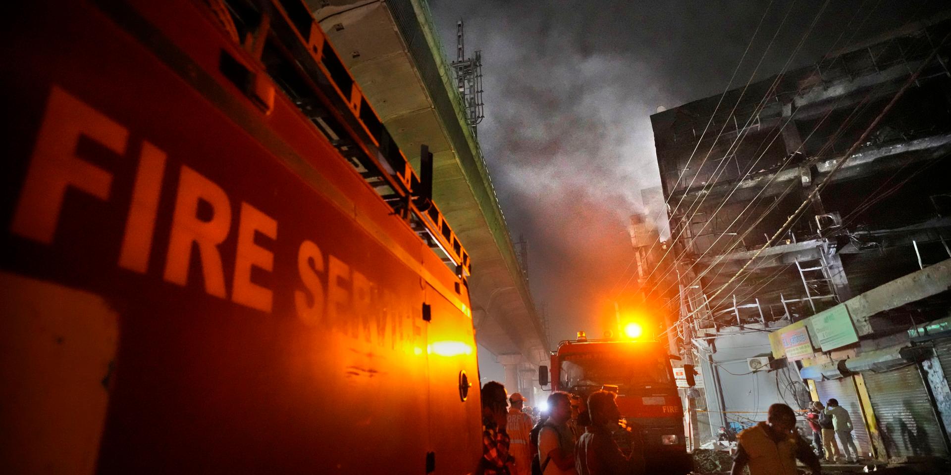 27 personer omkom vid branden i västra New Delhi.