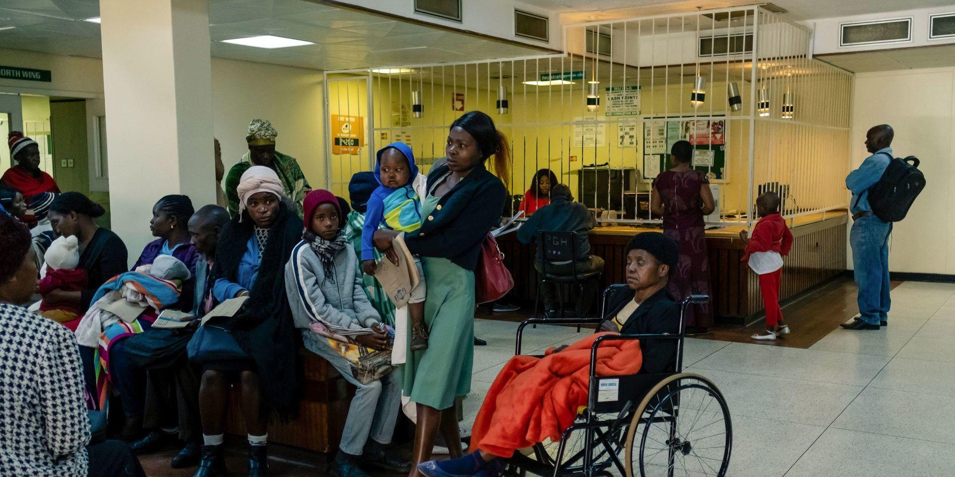 Patienter väntar på vård på ett sjukhus i Harare i Zimbabwe. 