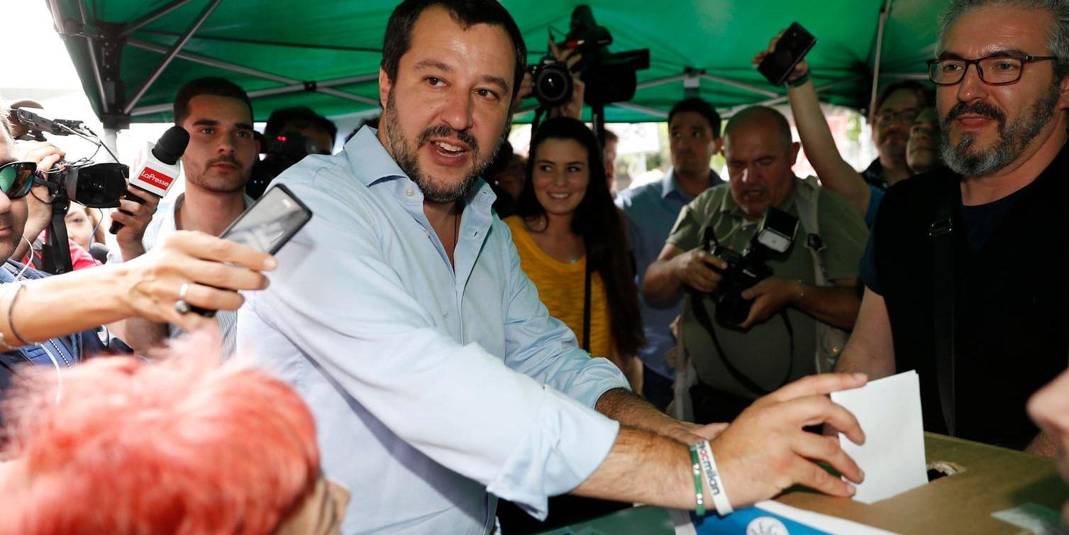 Legas ledare Matteo Salvini lägger sin röst på regeringsprogrammet han har förhandlat fram, i Milano.