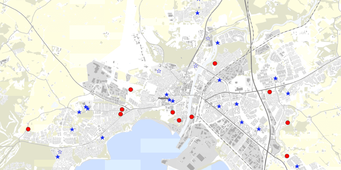 Röda markeringarna visar tänkbara platser för nya grundskolor och blå markeringar visar var befintliga grundskolor ligger i Halmstad.