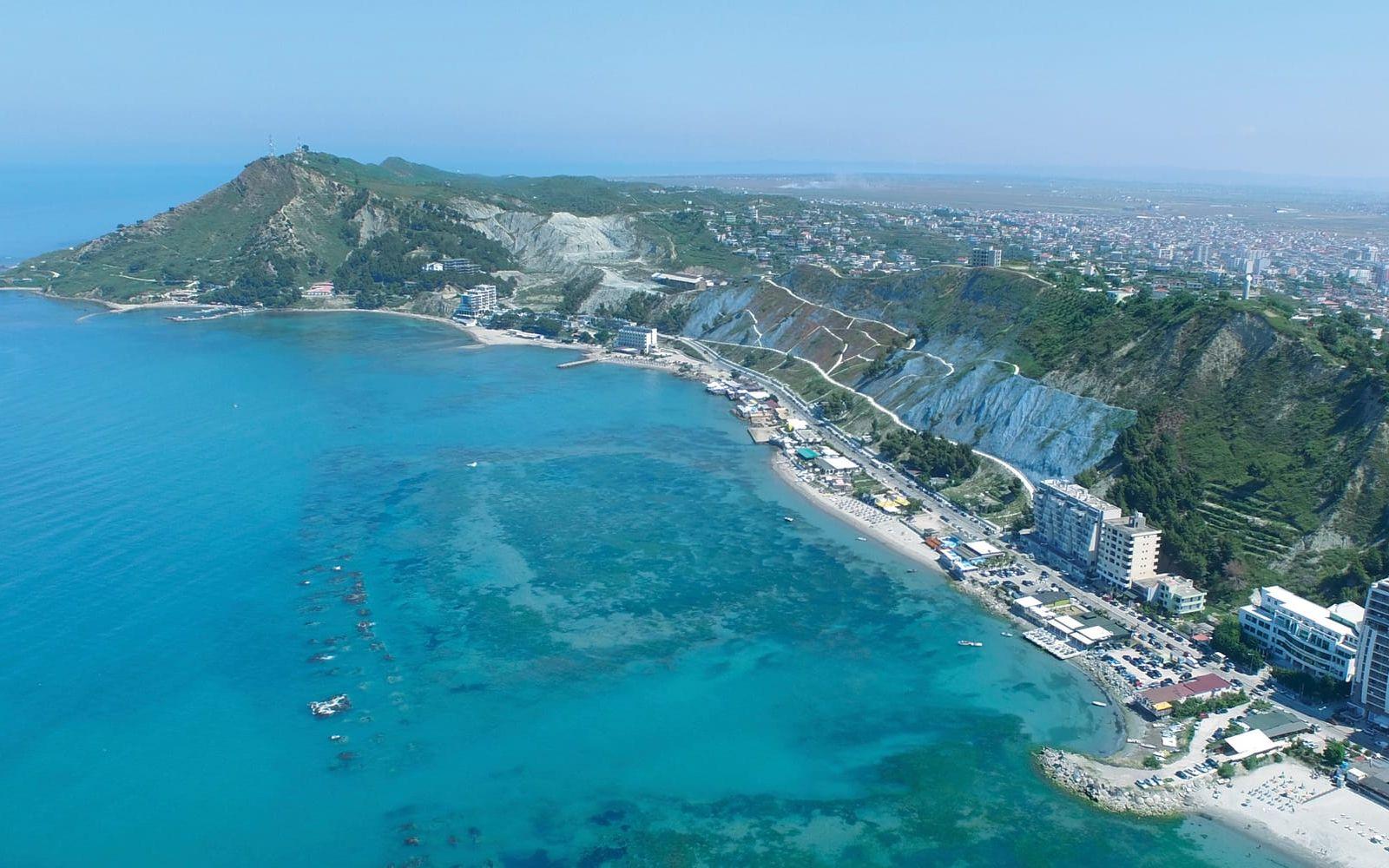 Vy över stranden i Durrës
