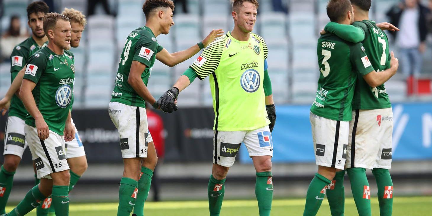Jönköpingsmittfältaren Tommy Thelin tackas av lagkamraterna efter sitt målvaktsinhopp i slutet av 1–1-matchen mot IFK Göteborg.