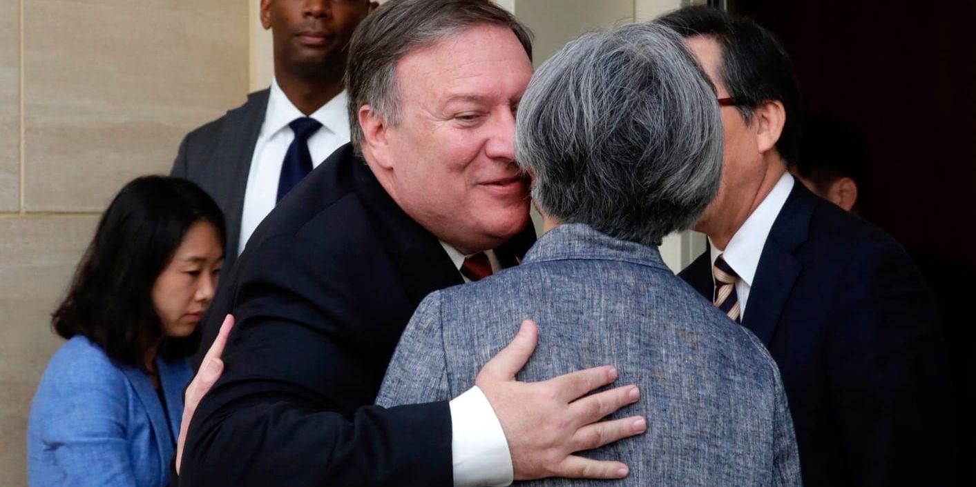 USA:s utrikesminister Mike Pompeo kramar om Sydkoreas utrikesminister Kang Kyung-wha efter FN:s säkerhetsrådsmöte på fredagen.
